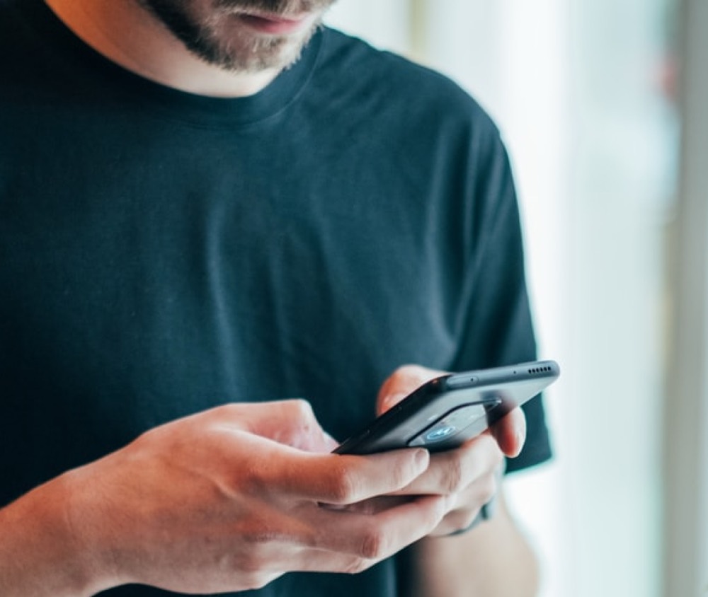 Propietario resolviendo un trámite de su edificio desde la app de Condo.